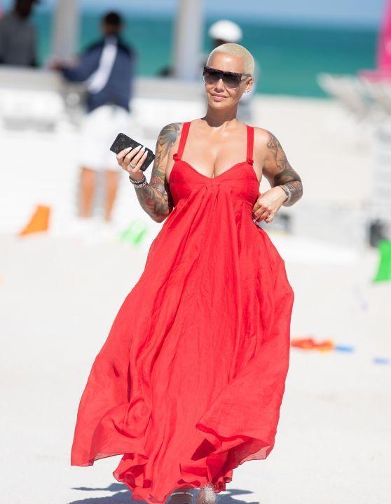 “光头”女星Amber Rose身穿红色吊带长裙现身海滩度假