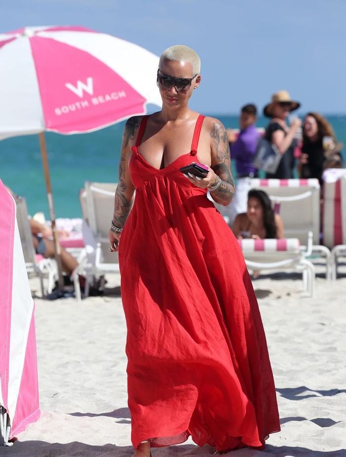 “光头”女星Amber Rose身穿红色吊带长裙现身海滩度假