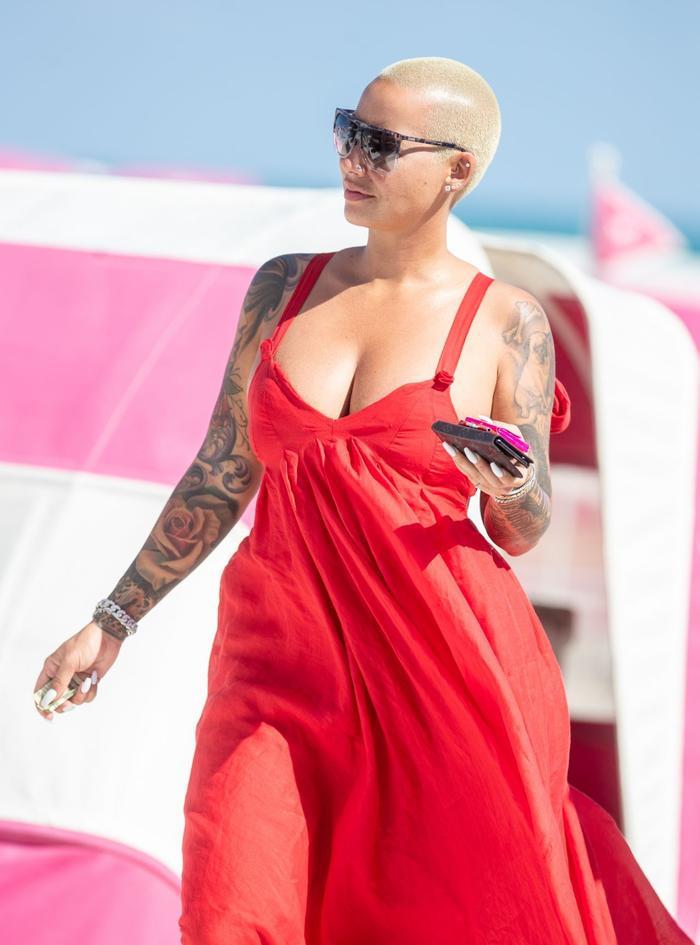 “光头”女星Amber Rose身穿红色吊带长裙现身海滩度假