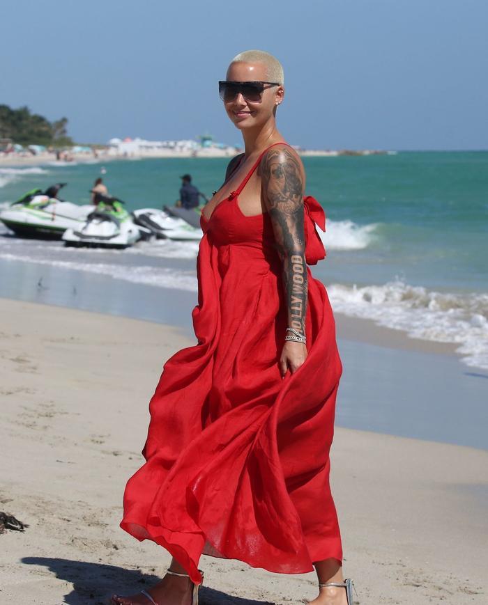 “光头”女星Amber Rose身穿红色吊带长裙现身海滩度假