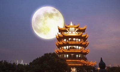 ​八月十五云遮月，正月十五雪打灯，十五的月亮十六圆