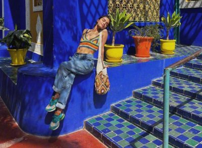 ​白雪公主饰演者晒度假照，身高157cm拍出大长腿，却被肤色拖后腿