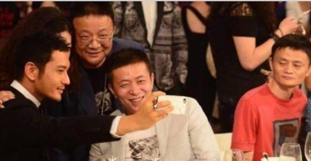马云组织的饭局，黄晓明只是陪衬，网友：看最后一张马总的眼神！