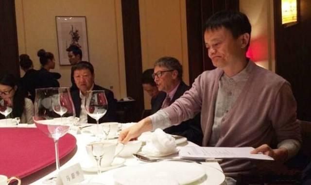 马云组织的饭局，黄晓明只是陪衬，网友：看最后一张马总的眼神！