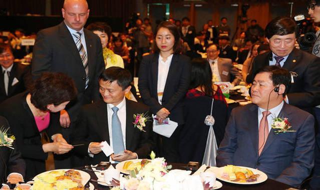 马云组织的饭局，黄晓明只是陪衬，网友：看最后一张马总的眼神！