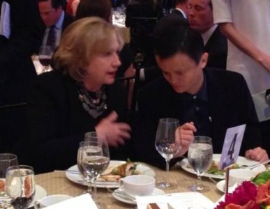 ​马云组织的饭局，黄晓明只是陪衬，网友：看最后一张马总的眼神！