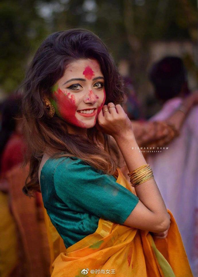 最近印度女孩Riya Sanyal刷了屏，眉形如月,眼睛里有星星