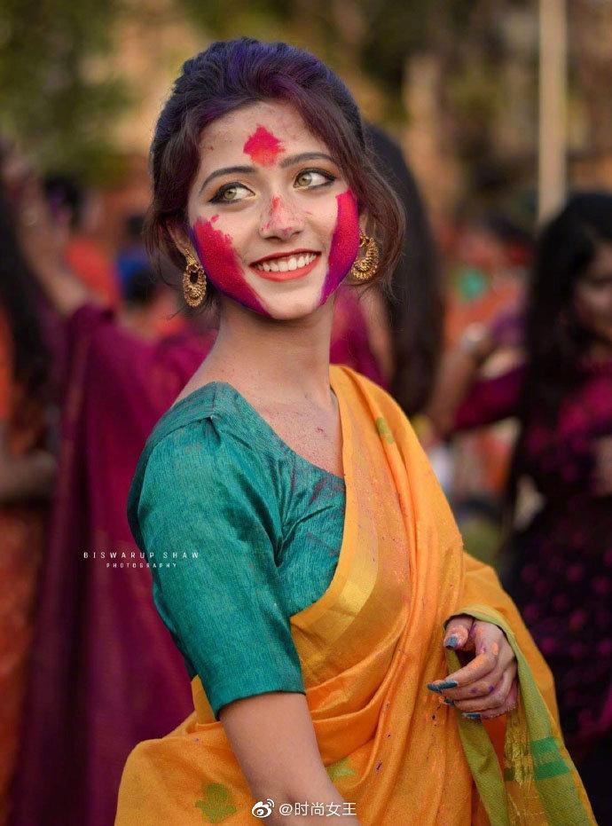 最近印度女孩Riya Sanyal刷了屏，眉形如月,眼睛里有星星