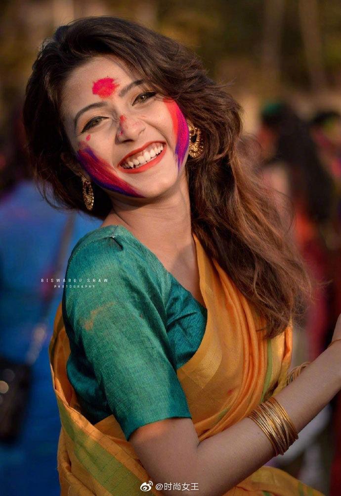 最近印度女孩Riya Sanyal刷了屏，眉形如月,眼睛里有星星