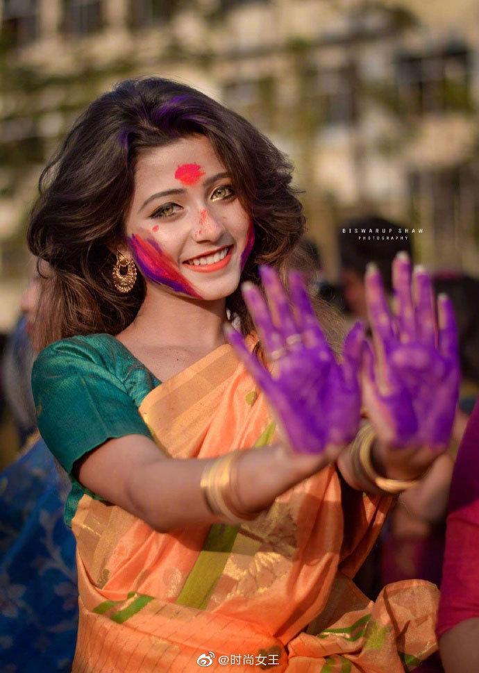 最近印度女孩Riya Sanyal刷了屏，眉形如月,眼睛里有星星