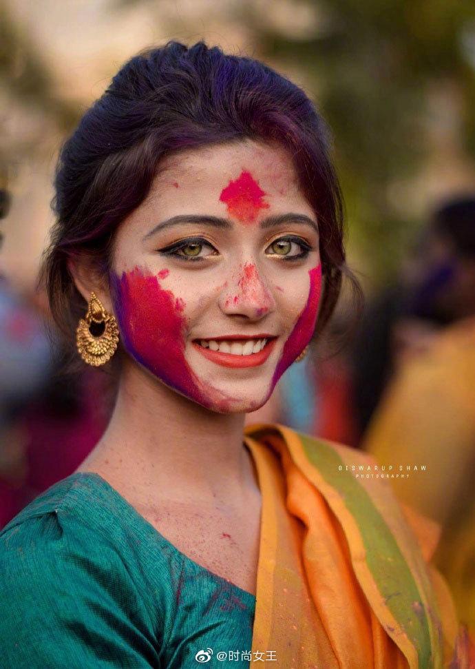 最近印度女孩Riya Sanyal刷了屏，眉形如月,眼睛里有星星