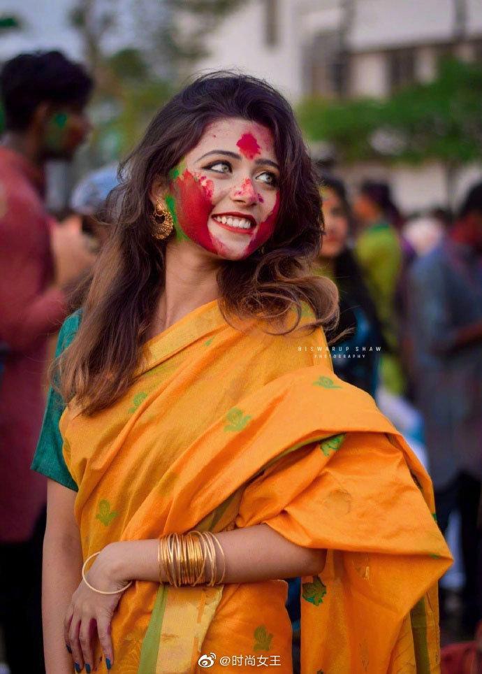 最近印度女孩Riya Sanyal刷了屏，眉形如月,眼睛里有星星