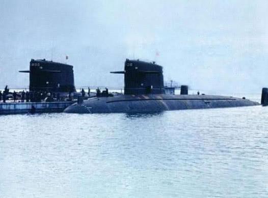 目前潜艇最深可以下潜多少米？