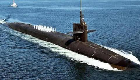 目前潜艇最深可以下潜多少米？