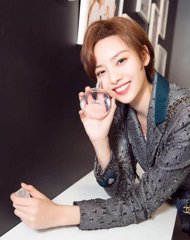 她撞脸鹿晗，被称为“女版鹿晗”，网友称最后一张图相似度达99