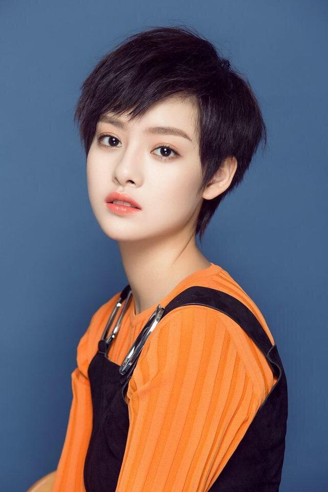 她撞脸鹿晗，被称为“女版鹿晗”，网友称最后一张图相似度达99