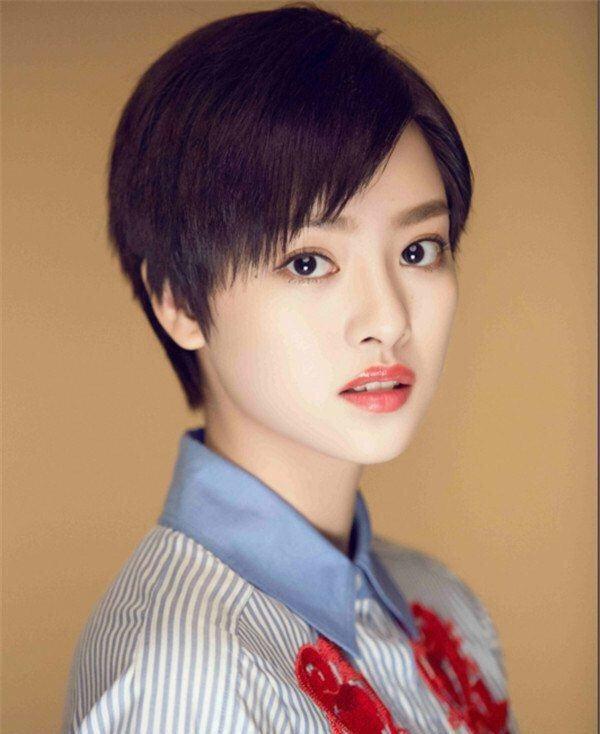 她撞脸鹿晗，被称为“女版鹿晗”，网友称最后一张图相似度达99