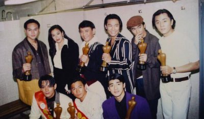 ​梁朝伟年轻时候的老照片，身边从来不缺美女，刘嘉玲跟他最配