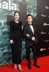 ​甄子丹夫妻罕见同框，汪诗诗穿紧身裙端庄优雅，比老公还高半个头