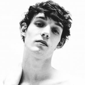 ​年仅 22 岁的法国模特 Dylan Roques 是 Dior Homme 的宠儿