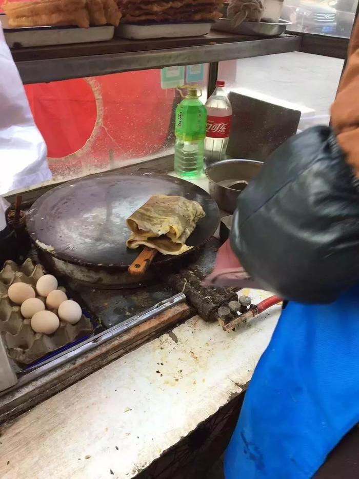 天津网友12元买了套网红煎饼果子，这也叫“双果子”？！网友：劈成四半怕你吃不完