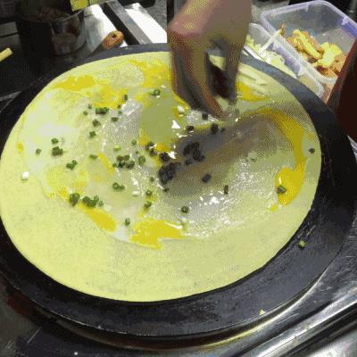 天津网友12元买了套网红煎饼果子，这也叫“双果子”？！网友：劈成四半怕你吃不完