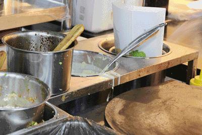 天津网友12元买了套网红煎饼果子，这也叫“双果子”？！网友：劈成四半怕你吃不完