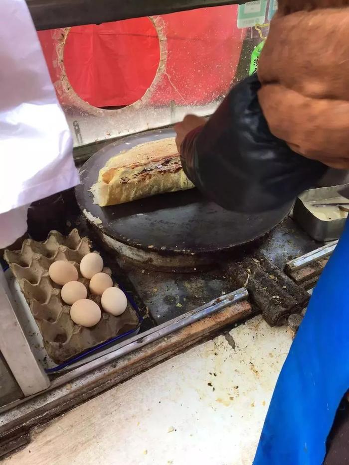 天津网友12元买了套网红煎饼果子，这也叫“双果子”？！网友：劈成四半怕你吃不完