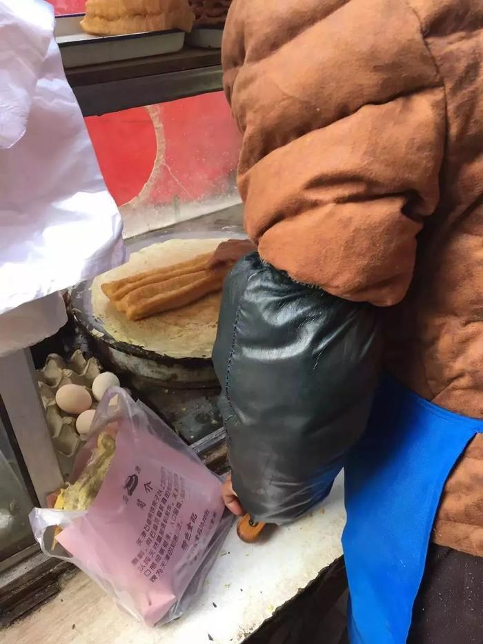 天津网友12元买了套网红煎饼果子，这也叫“双果子”？！网友：劈成四半怕你吃不完