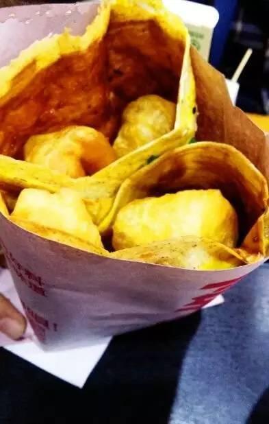 天津网友12元买了套网红煎饼果子，这也叫“双果子”？！网友：劈成四半怕你吃不完