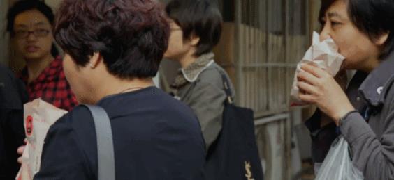 天津网友12元买了套网红煎饼果子，这也叫“双果子”？！网友：劈成四半怕你吃不完