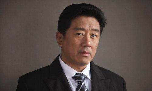 出道多年的他，低调生活钻研演技，儿子也很优秀真是人生赢家啊