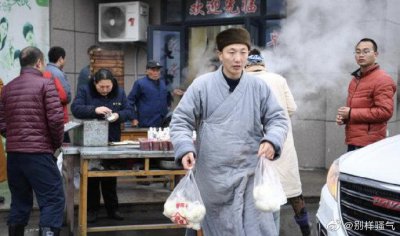 ​小伙为情所困寺庙出家，帮140名女孩生娃，当22个孩子们爸爸