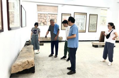 ​相声名家韩兰成倾其所有 让石头“说话”