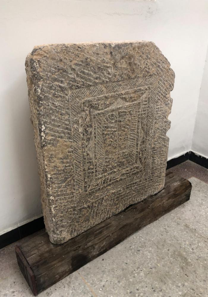 相声名家韩兰成倾其所有 让石头“说话”