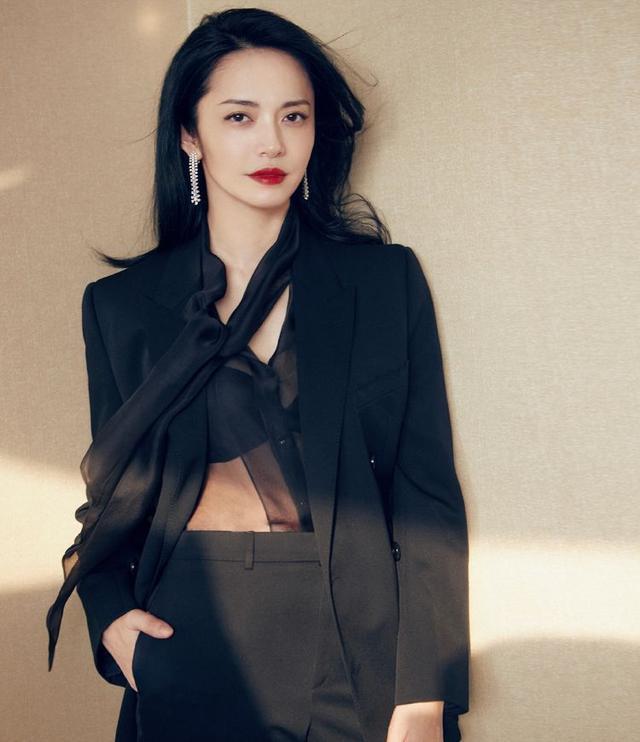 姚晨和刘涛罕见同框，穿同款吊带黑裙，同是70后，更喜欢谁的演绎