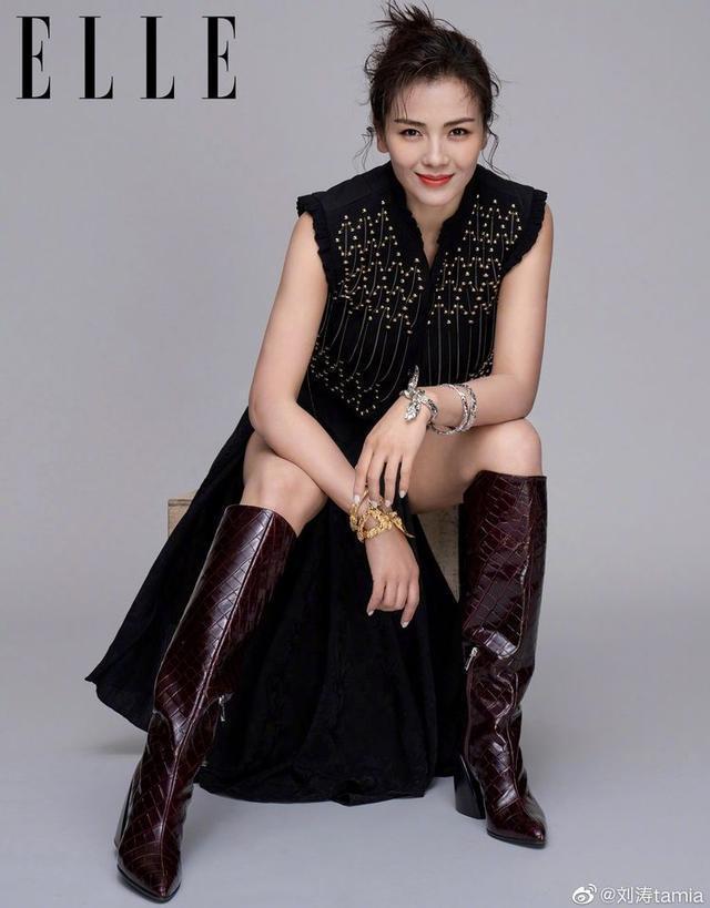 姚晨和刘涛罕见同框，穿同款吊带黑裙，同是70后，更喜欢谁的演绎