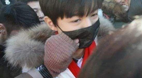 王俊凯遭陌生男搂肩,中国作家刘信达大胆设想:若是绝色美眉呢?