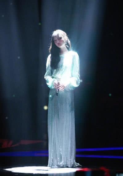 郑爽感恩粉丝罕见献唱，一袭亮片裙美出新高度，声音也太甜了！