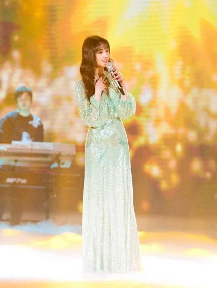 郑爽感恩粉丝罕见献唱，一袭亮片裙美出新高度，声音也太甜了！