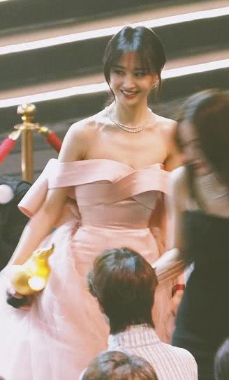 郑爽感恩粉丝罕见献唱，一袭亮片裙美出新高度，声音也太甜了！