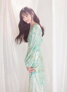 ​郑爽感恩粉丝罕见献唱，一袭亮片裙美出新高度，声音也太甜了！