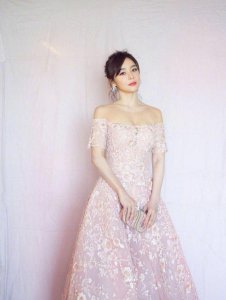 ​袁姗姗马甲线露肚脐性感撩人，穿长裙娴静唯美，这才是女神