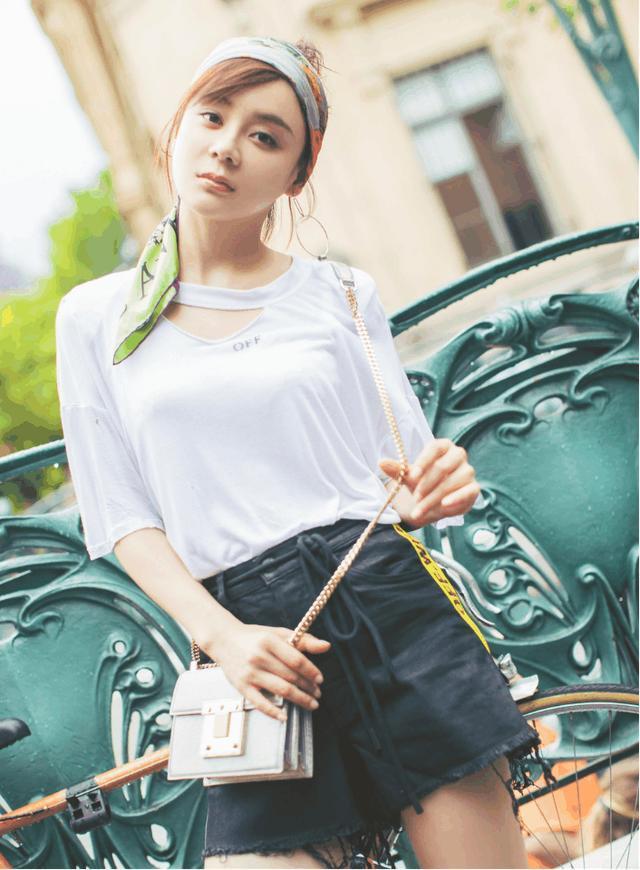 袁姗姗马甲线露肚脐性感撩人，穿长裙娴静唯美，这才是女神