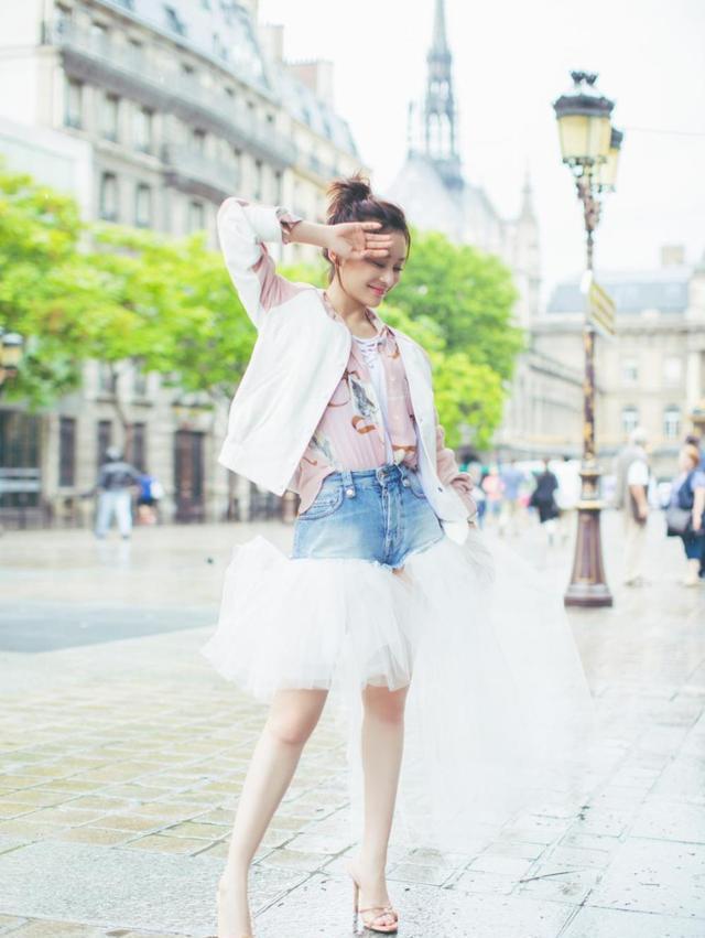 袁姗姗马甲线露肚脐性感撩人，穿长裙娴静唯美，这才是女神