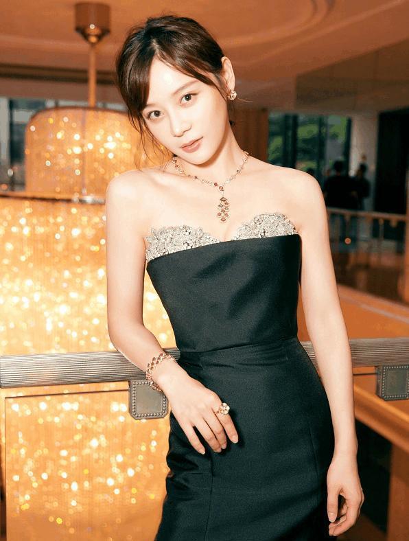 袁姗姗马甲线露肚脐性感撩人，穿长裙娴静唯美，这才是女神