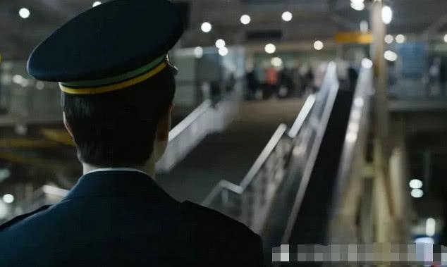 釜山行：刚开始的女孩是如何被感染的？请注意列车员看的方向