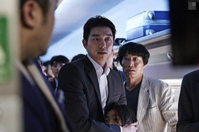 ​釜山行：刚开始的女孩是如何被感染的？请注意列车员看的方向