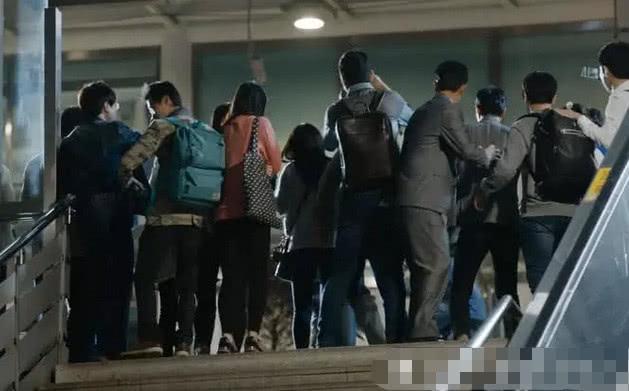 釜山行：刚开始的女孩是如何被感染的？请注意列车员看的方向