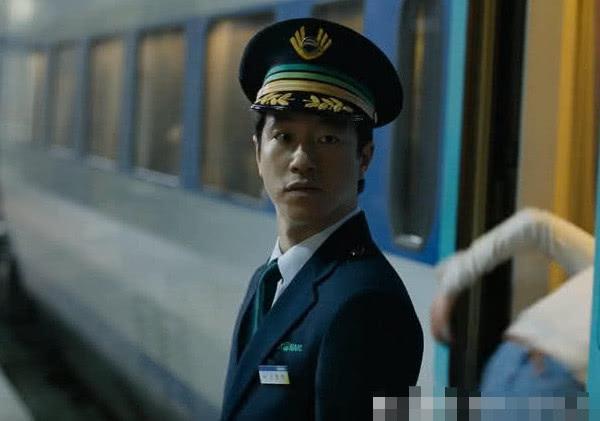 釜山行：刚开始的女孩是如何被感染的？请注意列车员看的方向